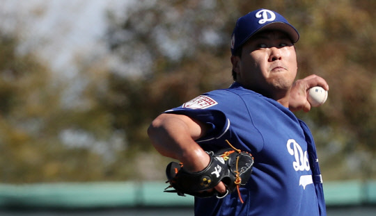 LA 다저스의 류현진이 19일(현지시간) 미국 애리조나주 글렌데일 캐멀백랜치의 스프링캠프에서 첫 라이브 피칭을 하고 있다.   연합뉴스